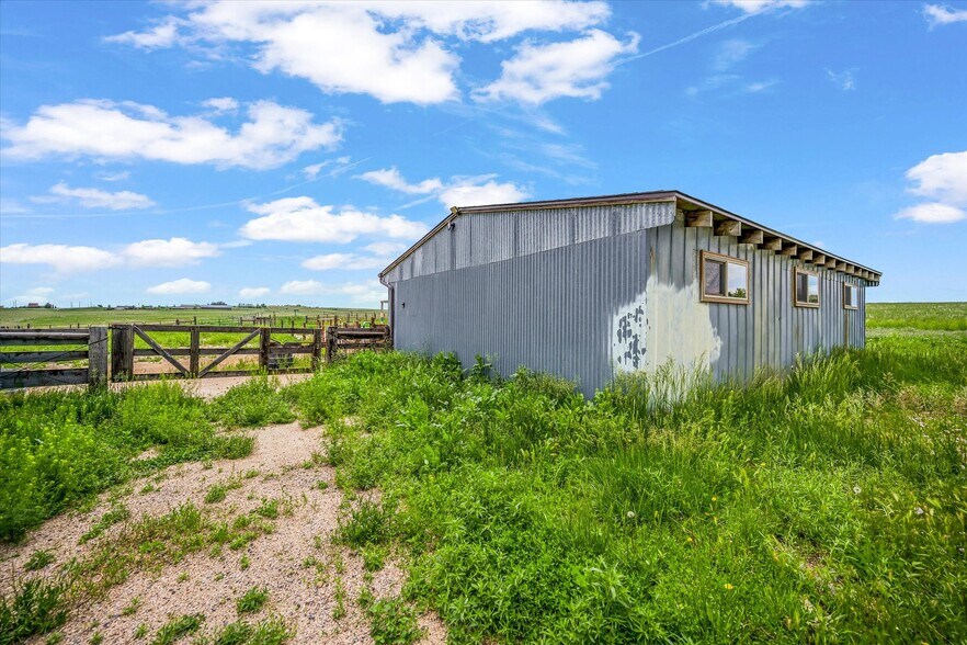 More Photos Of 1335 S Kio St, Watkins Veterinarian Kennel For Sale