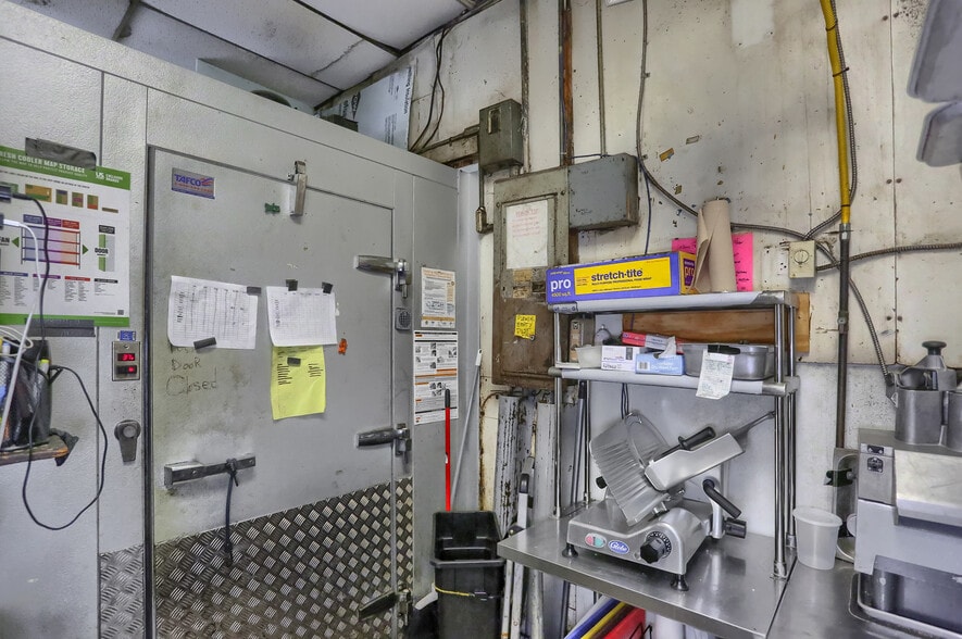 More Photos Of 463 Maplewood Ave, Ambridge Restaurant For Sale