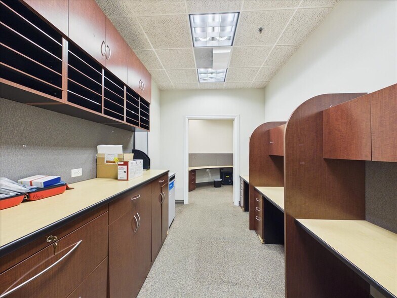More Photos Of 420 W Northwest Hwy, Barrington Unknown For Lease