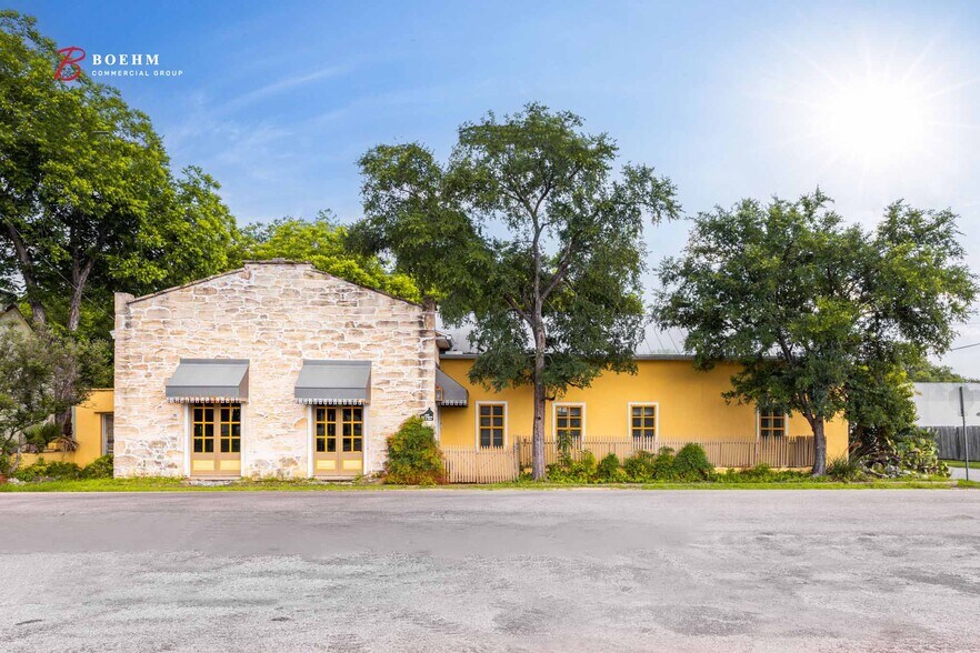 More Photos Of 514 Paris St, Castroville Storefront Retail Office For Sale