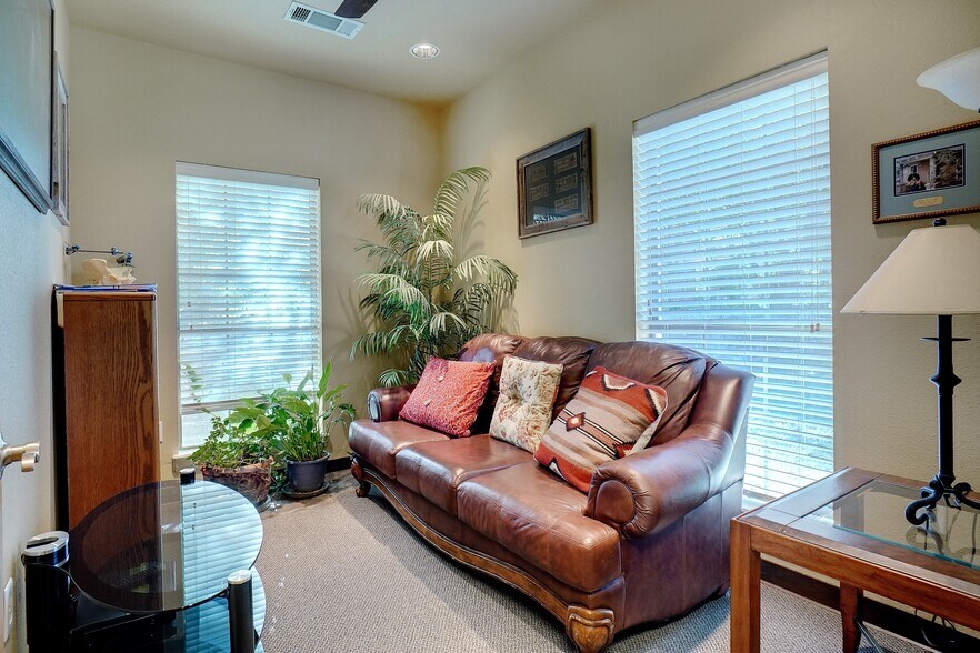 More Photos Of 924 Foster Ln, Weatherford Medical For Lease