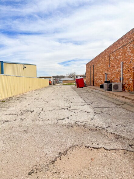 More Photos Of 711 E 3rd St, Big Spring Office For Lease