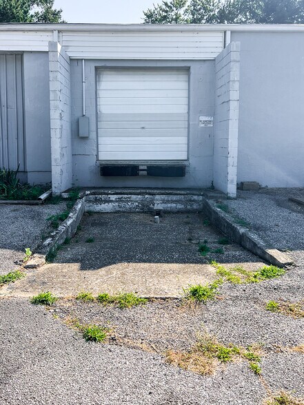 More Photos Of 1405 Walnut St, Highland Distribution For Sale