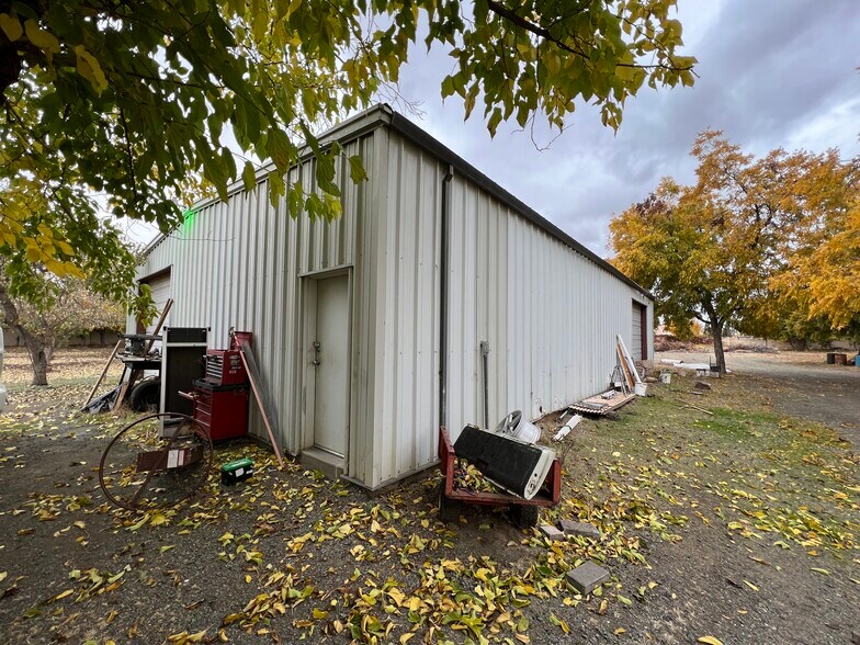 More Photos Of 2721 Empire Ave, Brentwood Flex For Lease