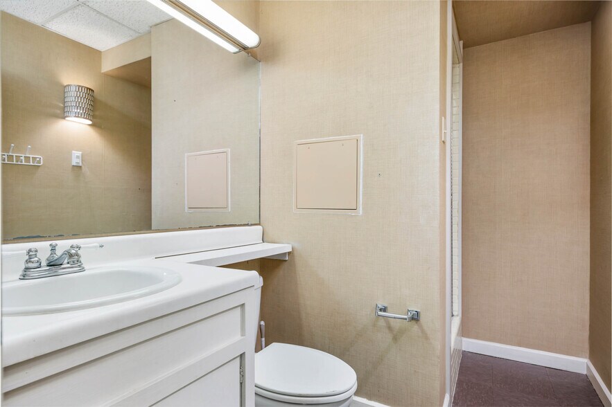More Photos Of 8100 Broadway St, San Antonio Office For Sale