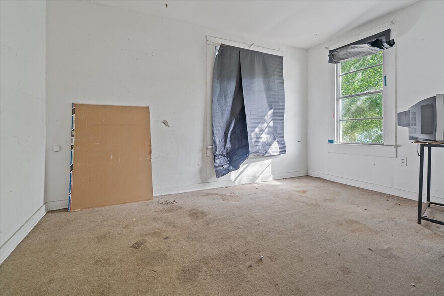 More Photos Of 1403 Crockett St, Lufkin Office Residential For Sale