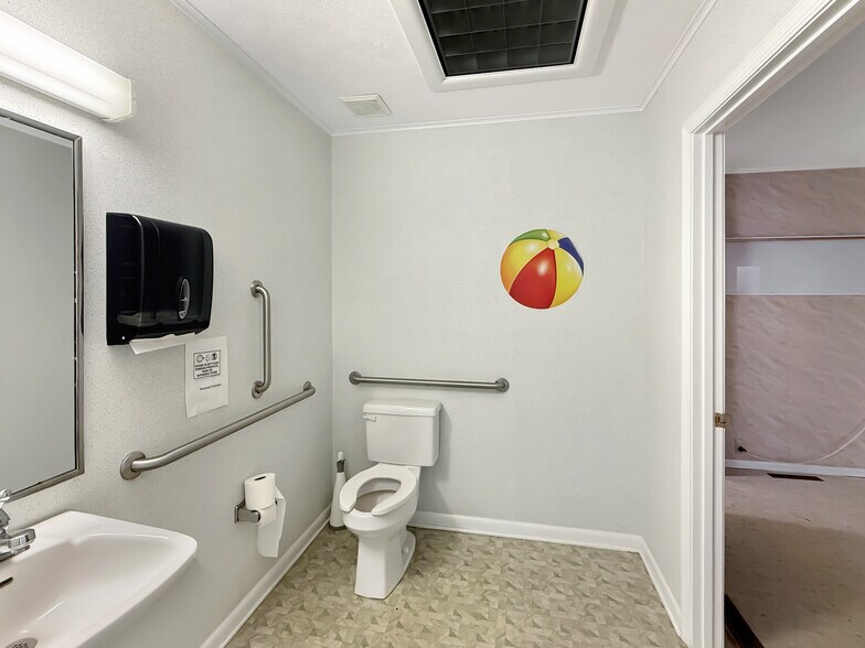 More Photos Of 420 Durant St, South Hill Office For Sale