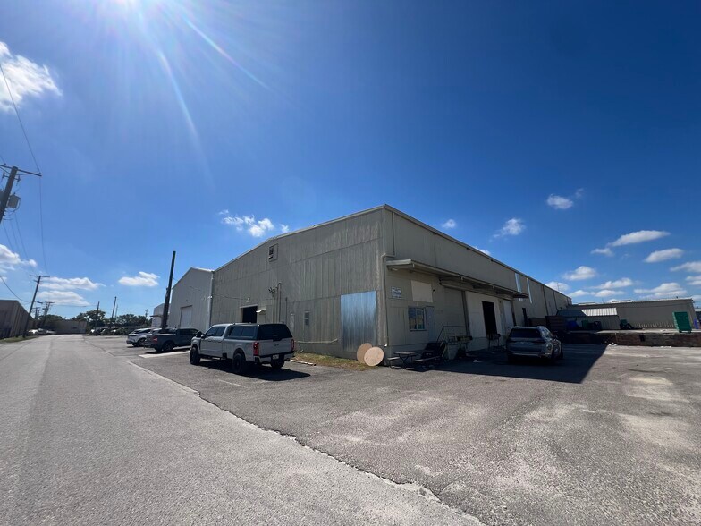More Photos Of 5705 E Hanna Ave, Tampa Warehouse For Lease