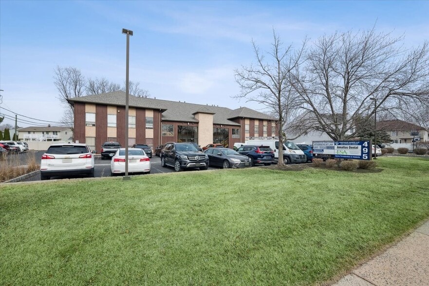 More Photos Of 495 Union Ave, Middlesex Medical For Lease
