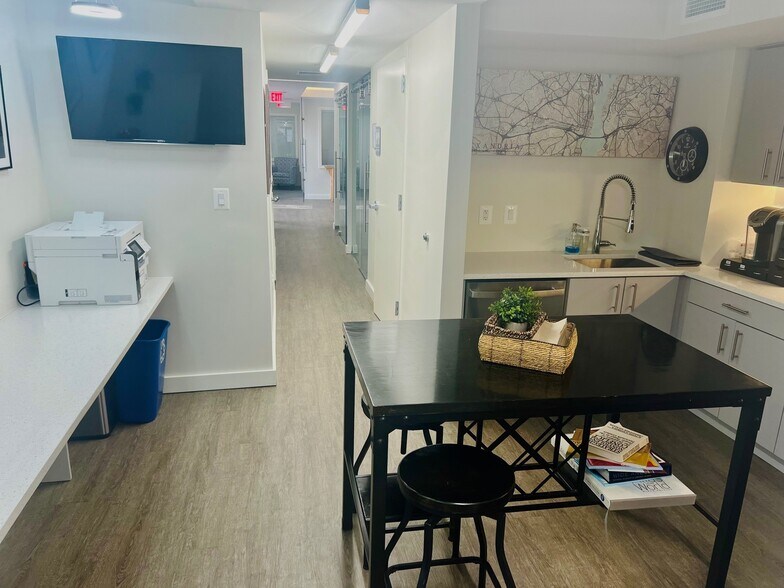 More Photos Of 403 N Henry St, Alexandria Office For Sale