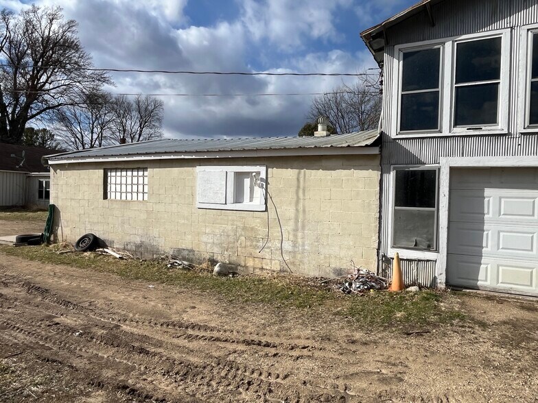 More Photos Of N3830 River Rd, Columbus Light Manufacturing For Sale