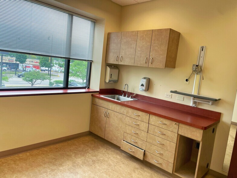 More Photos Of 9000 Waukegan Rd, Morton Grove Medical For Lease