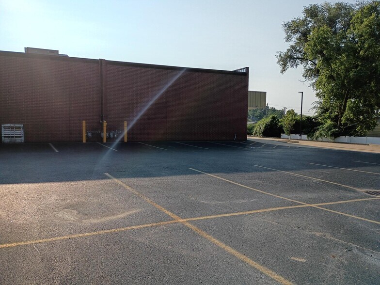 More Photos Of 5317-5327 N Illinois St, Fairview Heights General Retail For Lease