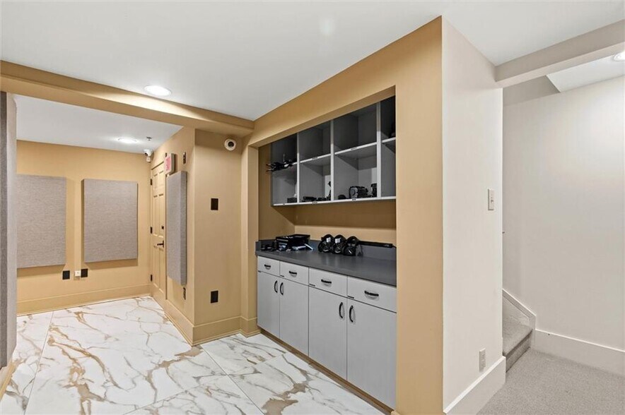 More Photos Of 7 N Royal St, Mobile Office For Sale