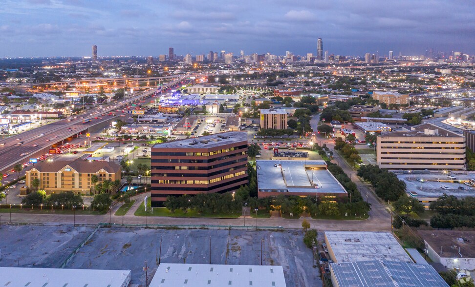 More Photos Of 6671 Southwest Fwy, Houston Office For Lease