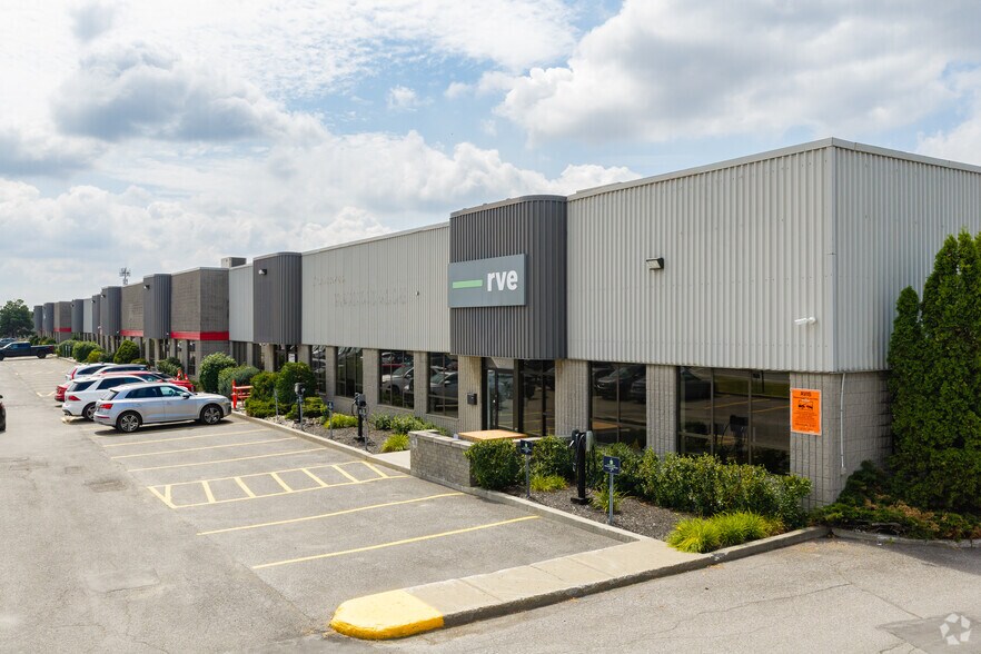More Photos Of 3420-3480 Boul Industriel, Laval Service For Lease