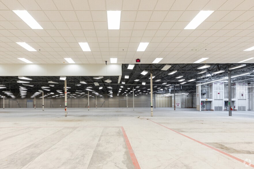 More Photos Of 7501-7649 W Colonial Dr, Orlando Unknown For Lease