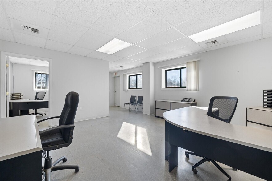 More Photos Of 89 Route 169, Woodstock Airport For Sale