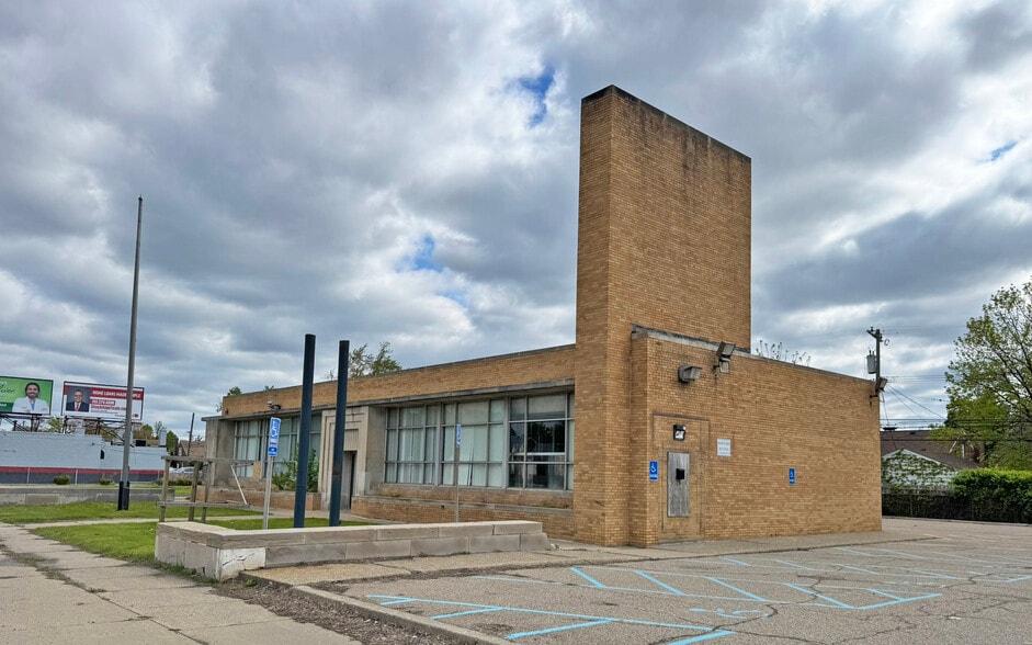 More Photos Of 850 N Telegraph Rd, Dearborn Bank For Sale