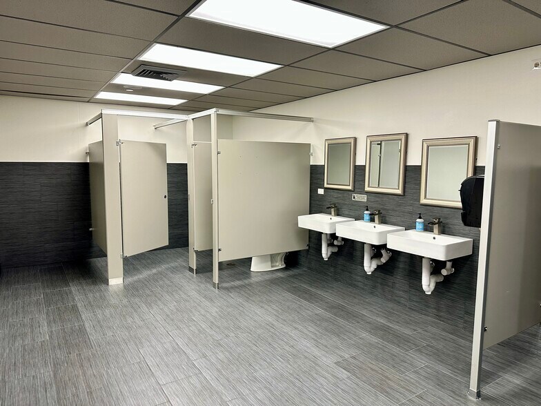 More Photos Of 423 N State St, Lockport Light Manufacturing For Sale