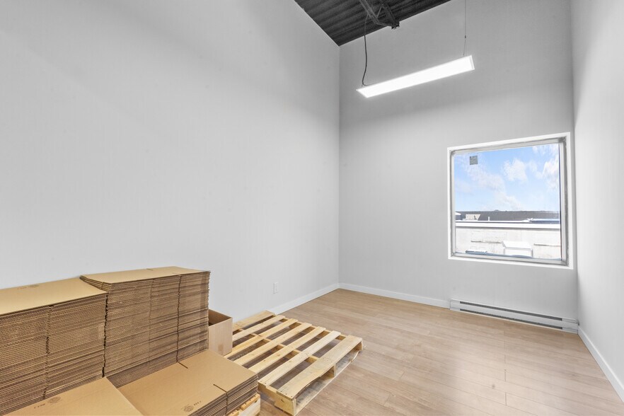 More Photos Of 609-649 Montée De Liesse, Saint-Laurent Warehouse For Sale