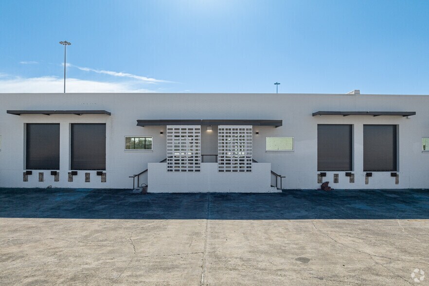 More Photos Of 3216-3308 Royalty Row, Irving Showroom For Lease