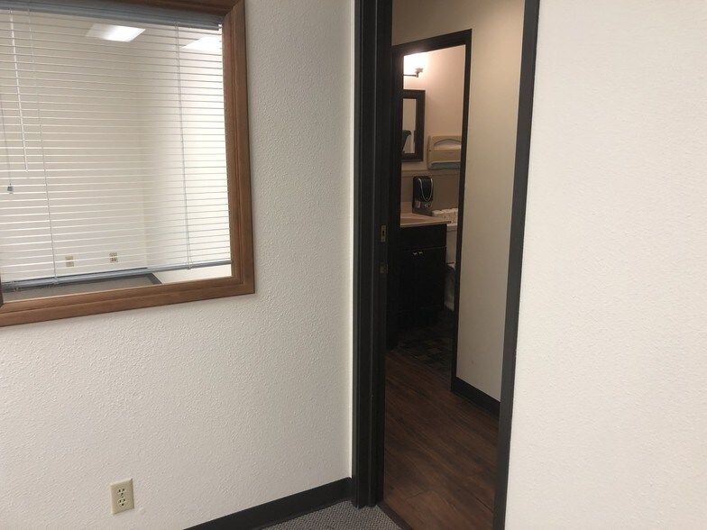 More Photos Of 1140-1144 Willagillespie Rd, Eugene Office For Sale