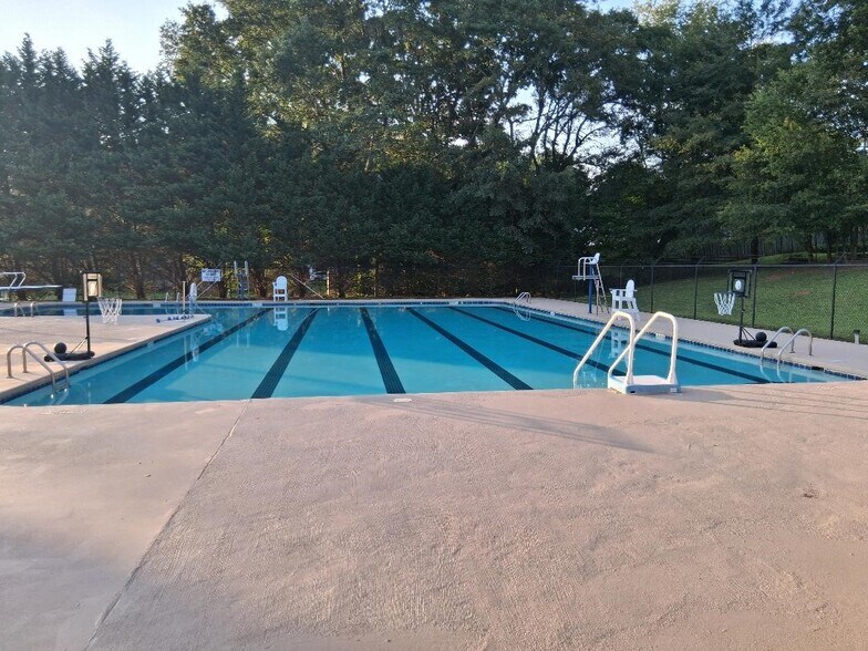 More Photos Of 712 Brooks Rd, Mauldin Swimming Pool For Sale