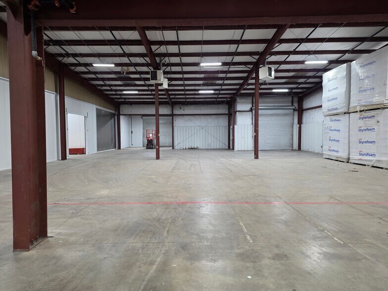 More Photos Of 318 Bell Park Dr, Woodstock Distribution For Lease