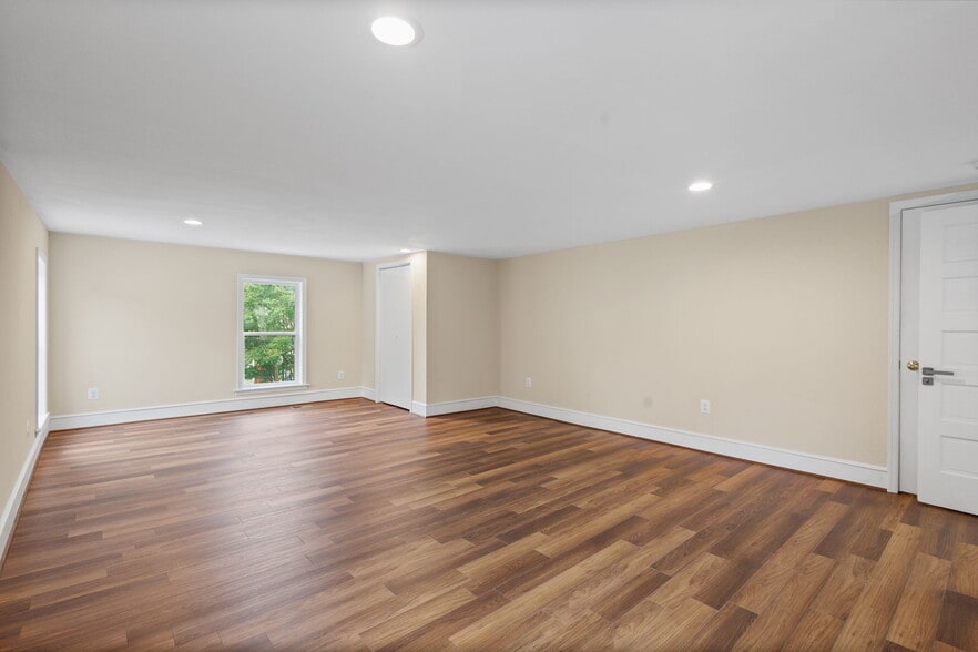 More Photos Of 8519 Chestnut Ave, Bowie Storefront For Sale