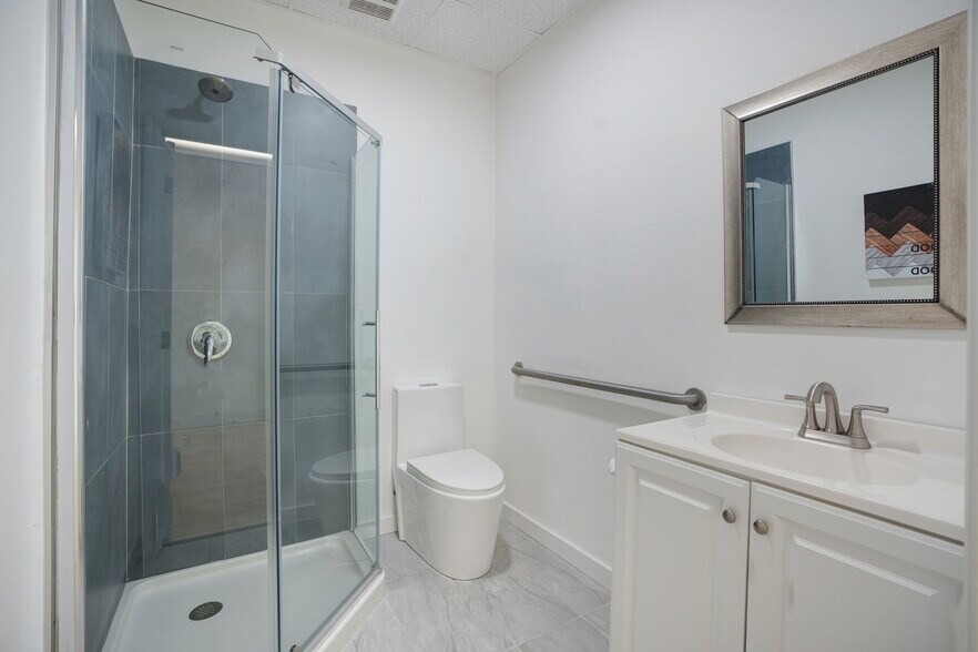 More Photos Of 787 Commerce Dr, Venice Warehouse For Lease