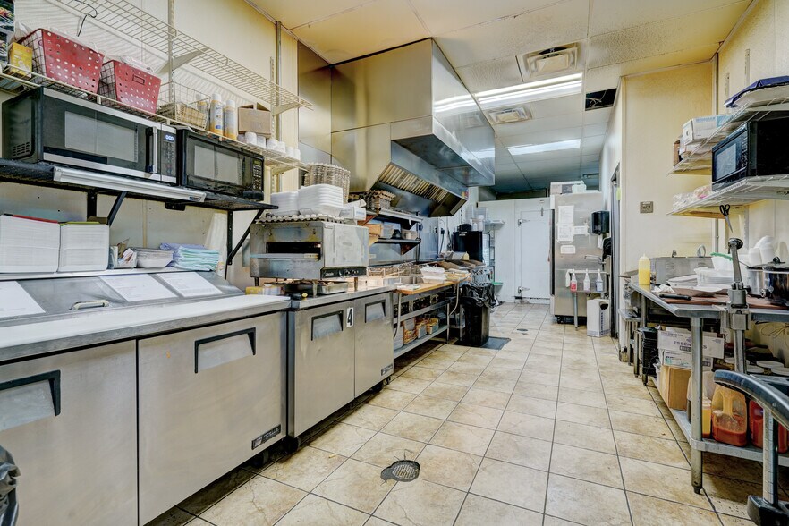 More Photos Of 522 S Peach St, Orlando General Retail For Sale