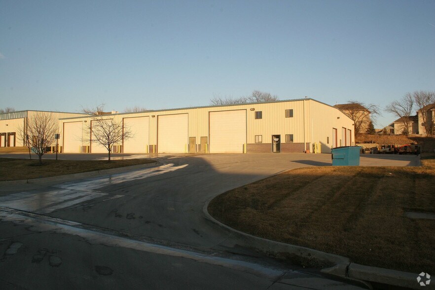 More Photos Of 707 N Frontier Dr, Papillion Service For Sale