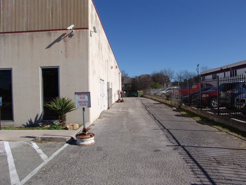 More Photos Of 4927 Golden Quail, San Antonio Distribution For Sale