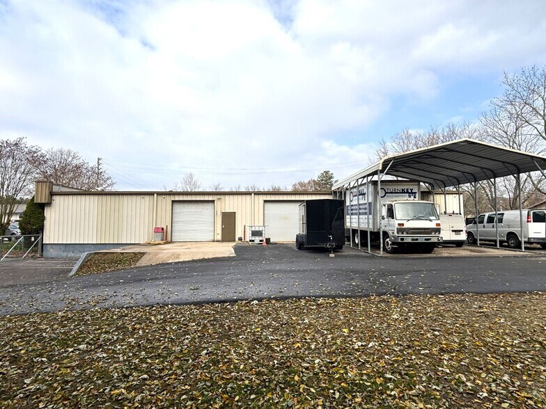 More Photos Of 2076 Allied Dr, Gainesville Warehouse For Lease