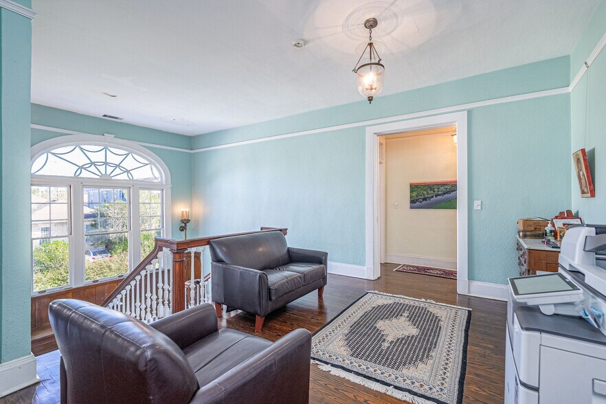 More Photos Of 18 E 34th St, Savannah Office Residential For Lease