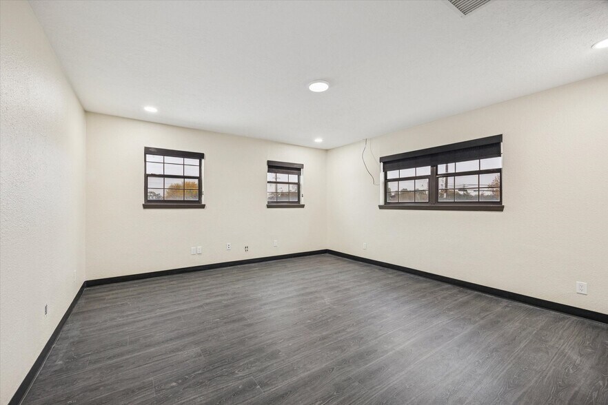 More Photos Of 4901 Yale St, Houston Office For Sale
