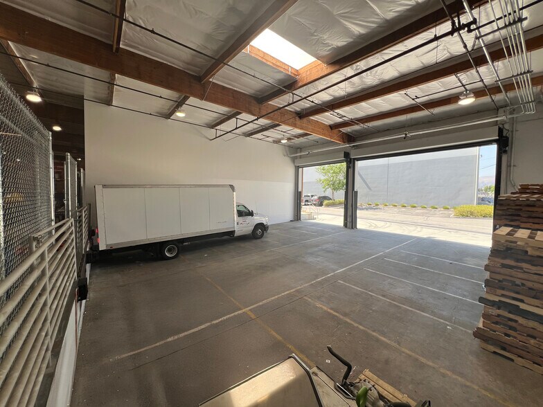 More Photos Of 21123 Nordhoff St, Chatsworth Warehouse For Lease