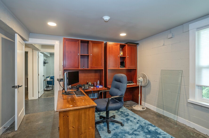 More Photos Of 709 106th St S, Tacoma Auto Repair For Sale
