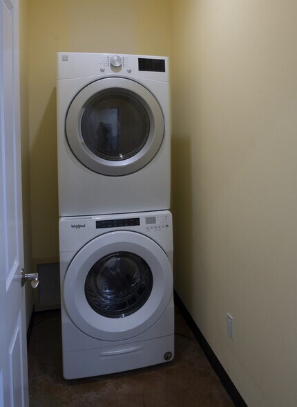 More Photos Of 660 N 7th Ave, Sequim Veterinarian Kennel For Sale