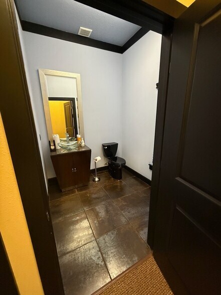 More Photos Of 5115 S Lakeland Dr, Lakeland Office For Sale