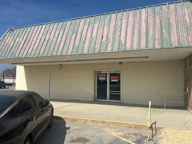 More Photos Of 2214 N First St, Carrizo Springs Storefront For Lease