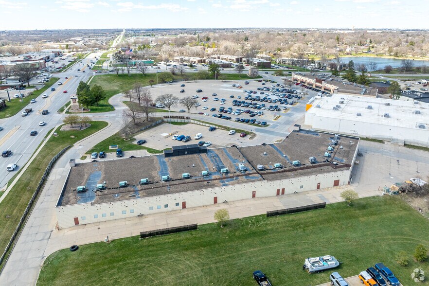 More Photos Of 8401-8475 Hickman Rd, Urbandale Storefront For Lease