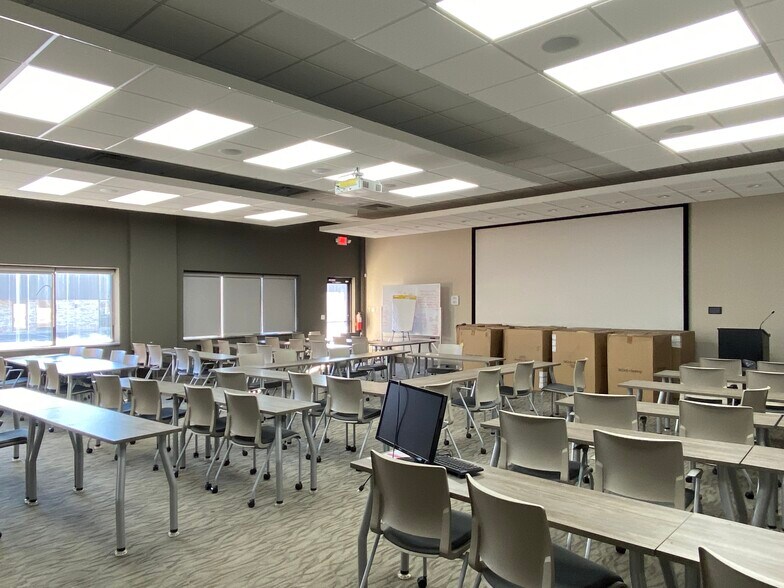 More Photos Of 32535-32553 Schoolcraft Rd, Livonia Warehouse For Lease