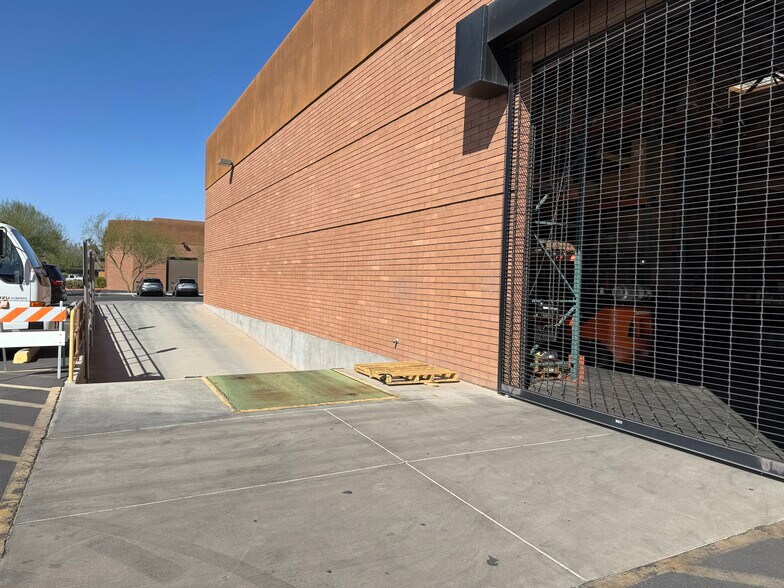 More Photos Of 2019 W Quail Ave, Phoenix Warehouse For Lease