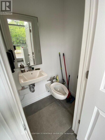 More Photos Of 9610-9612 Yonge St, Richmond Hill Apartments For Sale