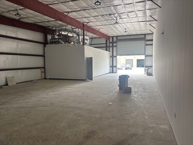 More Photos Of 1905 Longmire Rd, Conroe Unknown For Lease