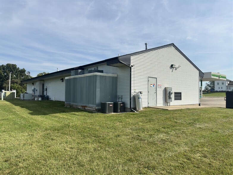 More Photos Of 12180 Center Rd, Durand Service Station For Sale