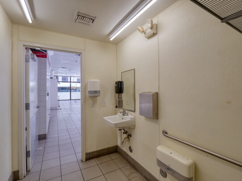 More Photos Of 500 W 7th St, Los Angeles Apartments For Lease