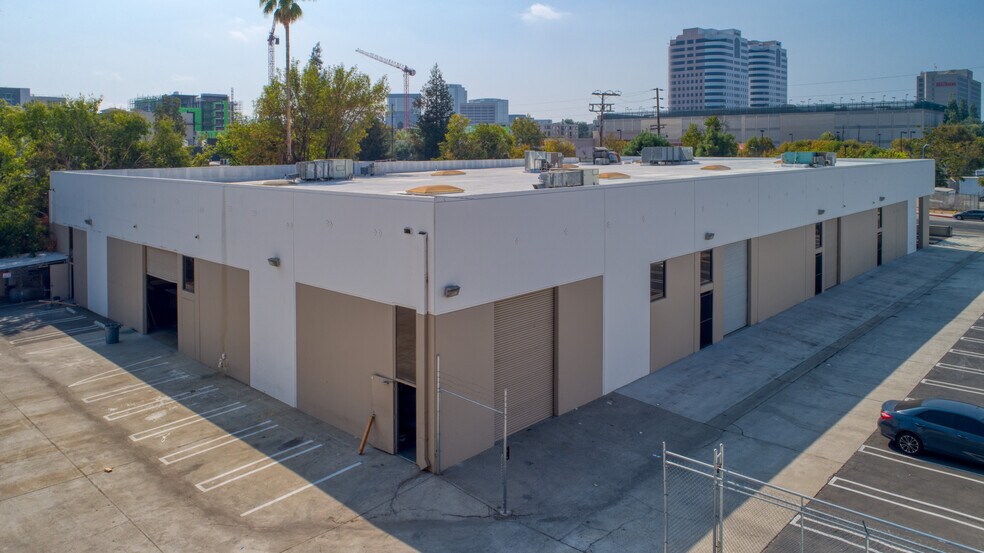 More Photos Of 6400 Variel Ave, Woodland Hills Manufacturing For Lease